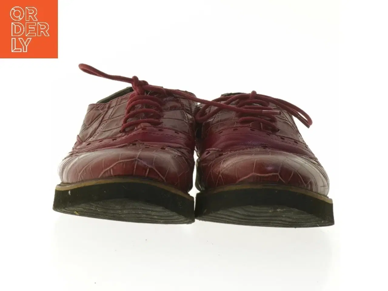 Billede 4 - Røde sko med krokodillemønster (str. længde 28 cm)