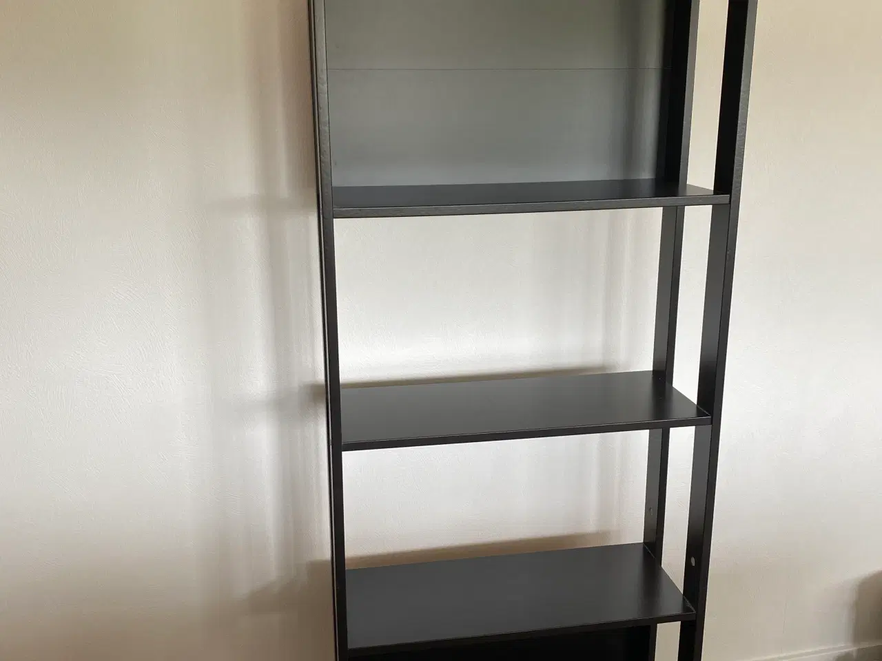 Billede 2 - Fin sort reol