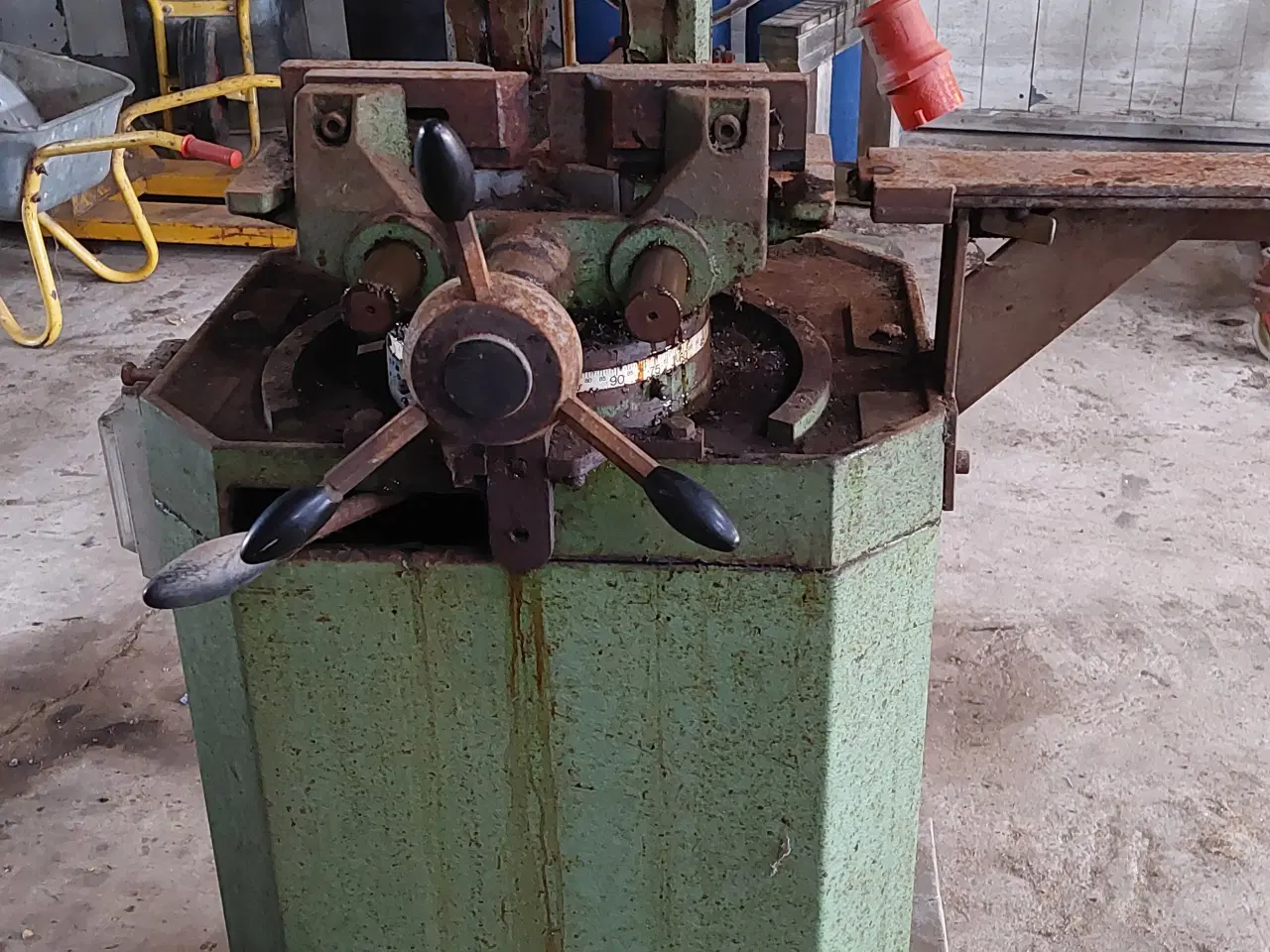 Billede 2 - Jern rundsav med skruetvinge