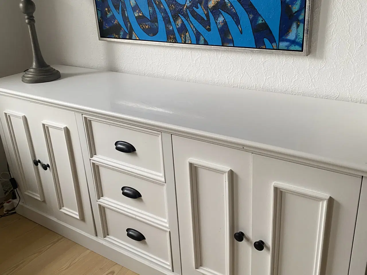 Billede 1 - Hvid skænk med masser af opbevaringsplads