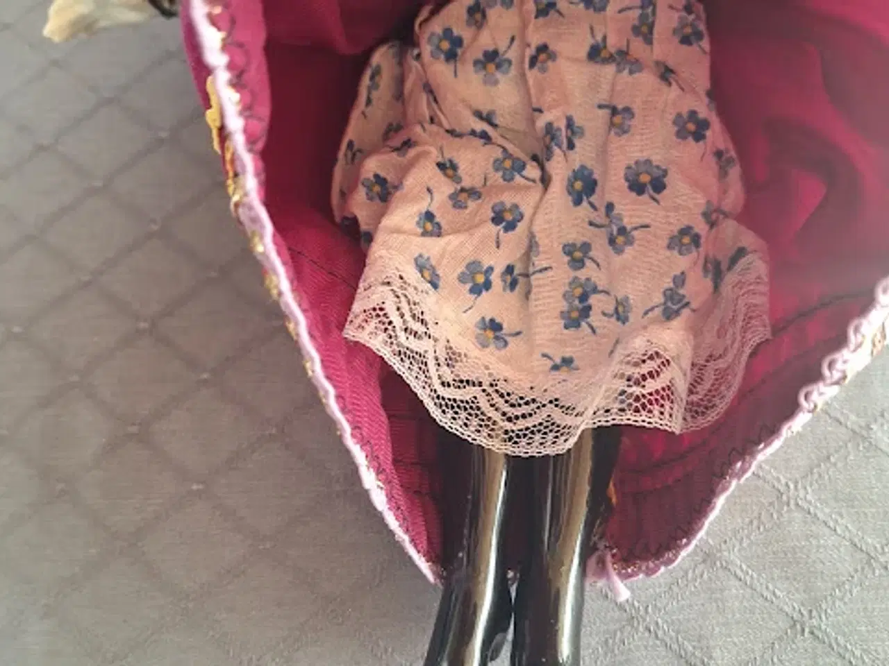 Billede 4 - Flot Russisk porcelænsdukke - Sender gerne