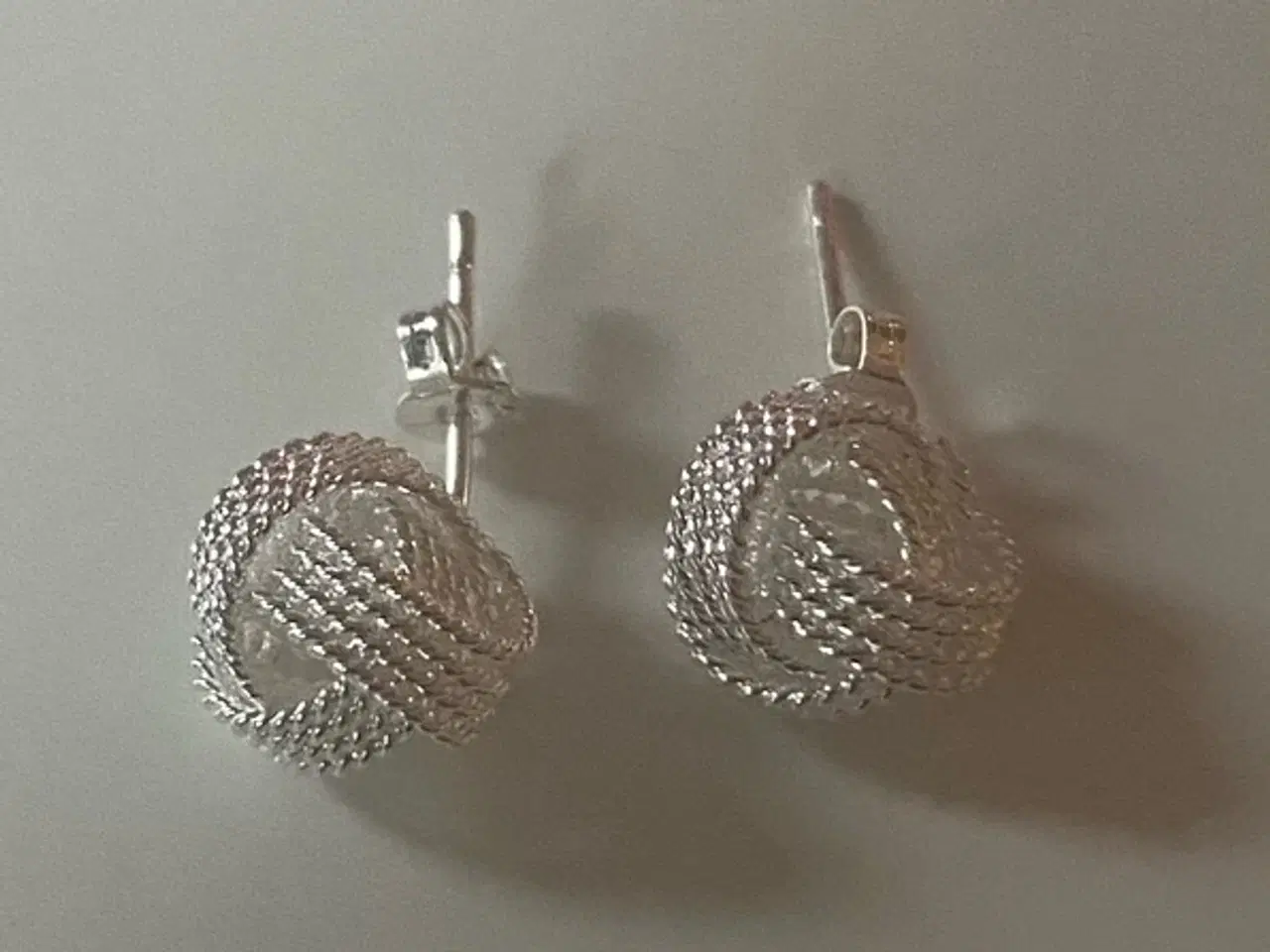 Billede 1 - * Sterlingsølv; Flotte snoet øreringe