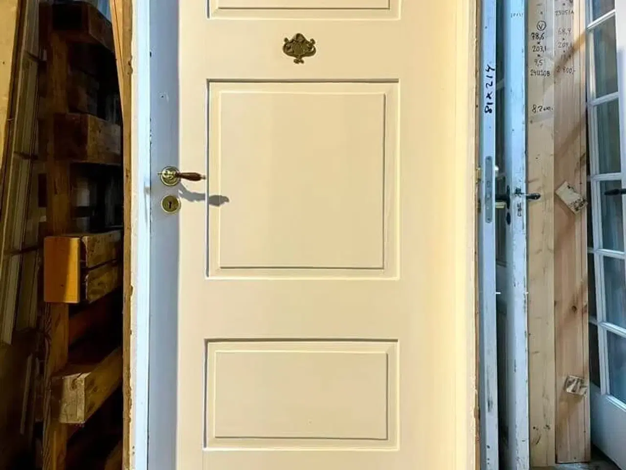 Billede 2 - Lav, klassisk bondehusdør m. karm