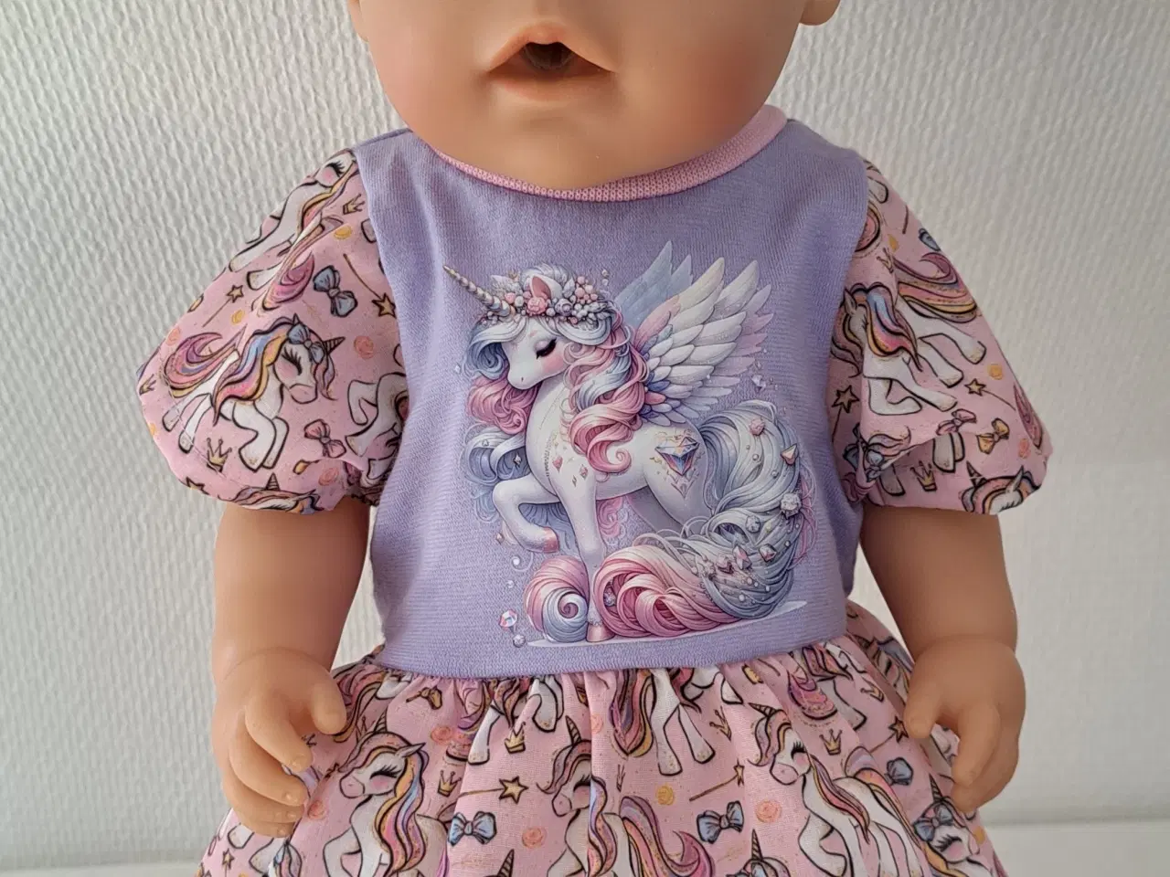 Billede 1 - Babyborn, kjole med Enhjørning, m.fl. bluse m.m.