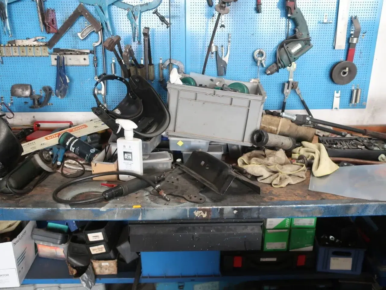 Billede 4 - Værkstedsbord med indhold samt 2 stk. tavler