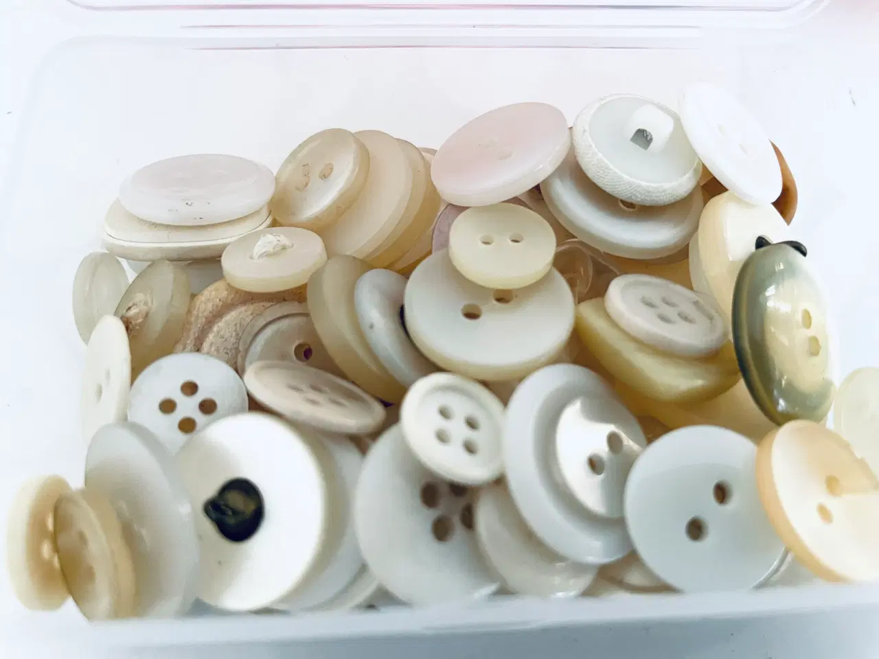 Billede 5 - Ældre knapper 80 stk. + opbevaringsæske