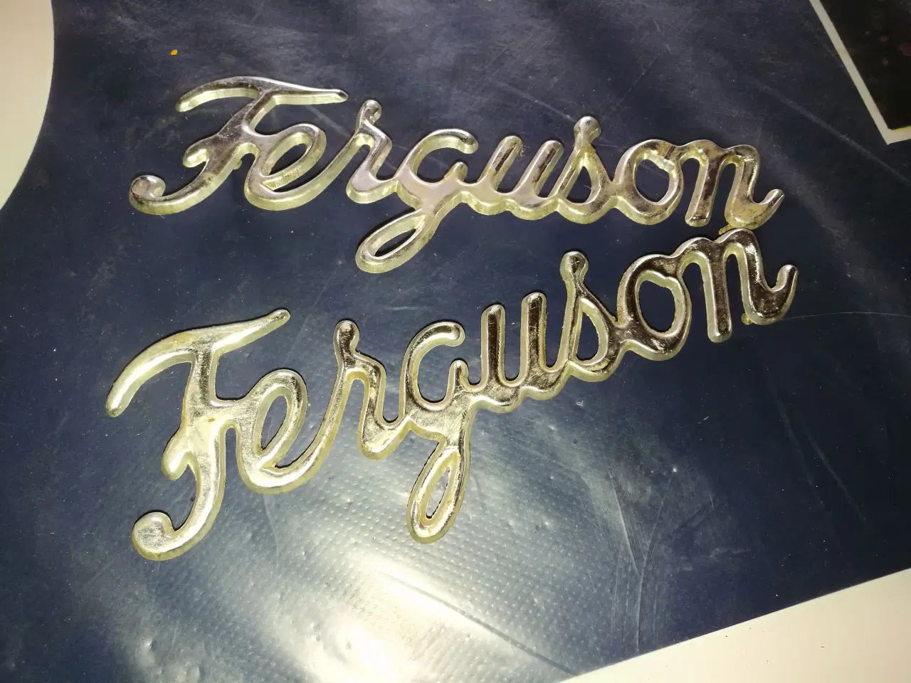 Billede 1 - Ferguson emblemer