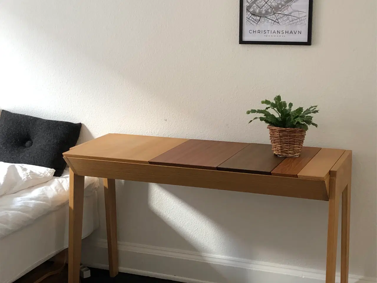 Billede 1 - Skrivebord / konsolbord med skuffer.