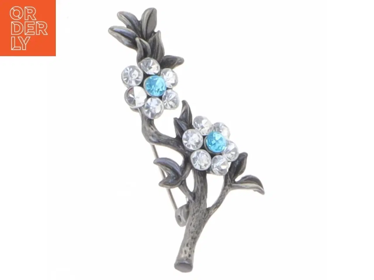 Billede 1 - Sølvfarvet blomsterbrosche med krystaller (str. 5 x 2 cm)