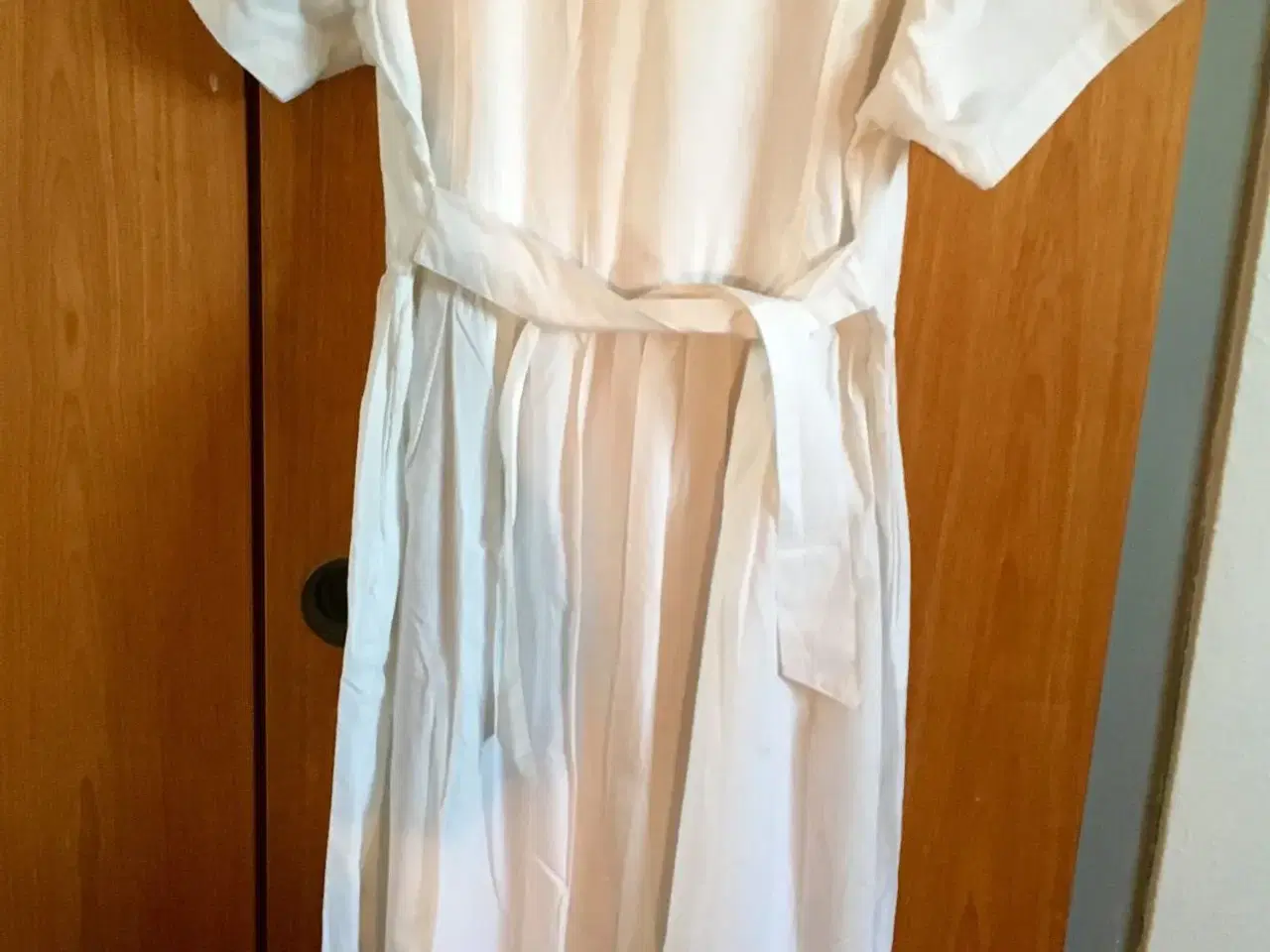 Billede 5 - Broderet hvid kjole til salg