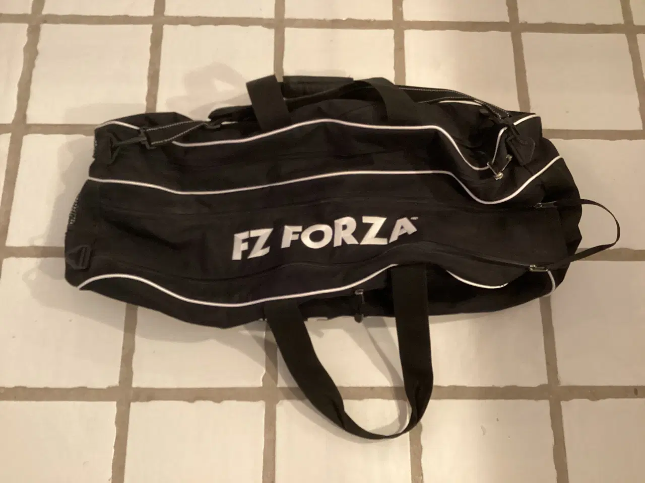 Billede 2 - Fin stor FORZA badminton-/tennistaske med flererum