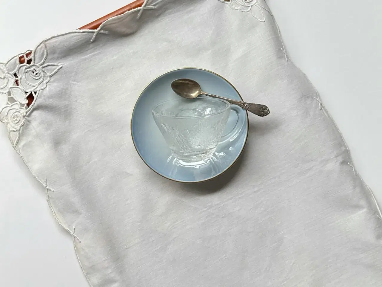 Billede 1 - Lille dug, hvid bomuld, roser i hjørnerne