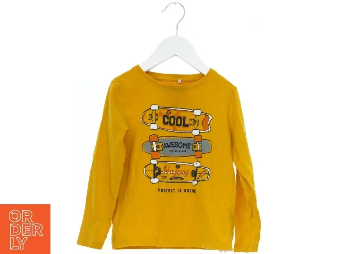Billede 1 - Langærmet gul bluse til børn med skateboard print fra Name It (str. 104)