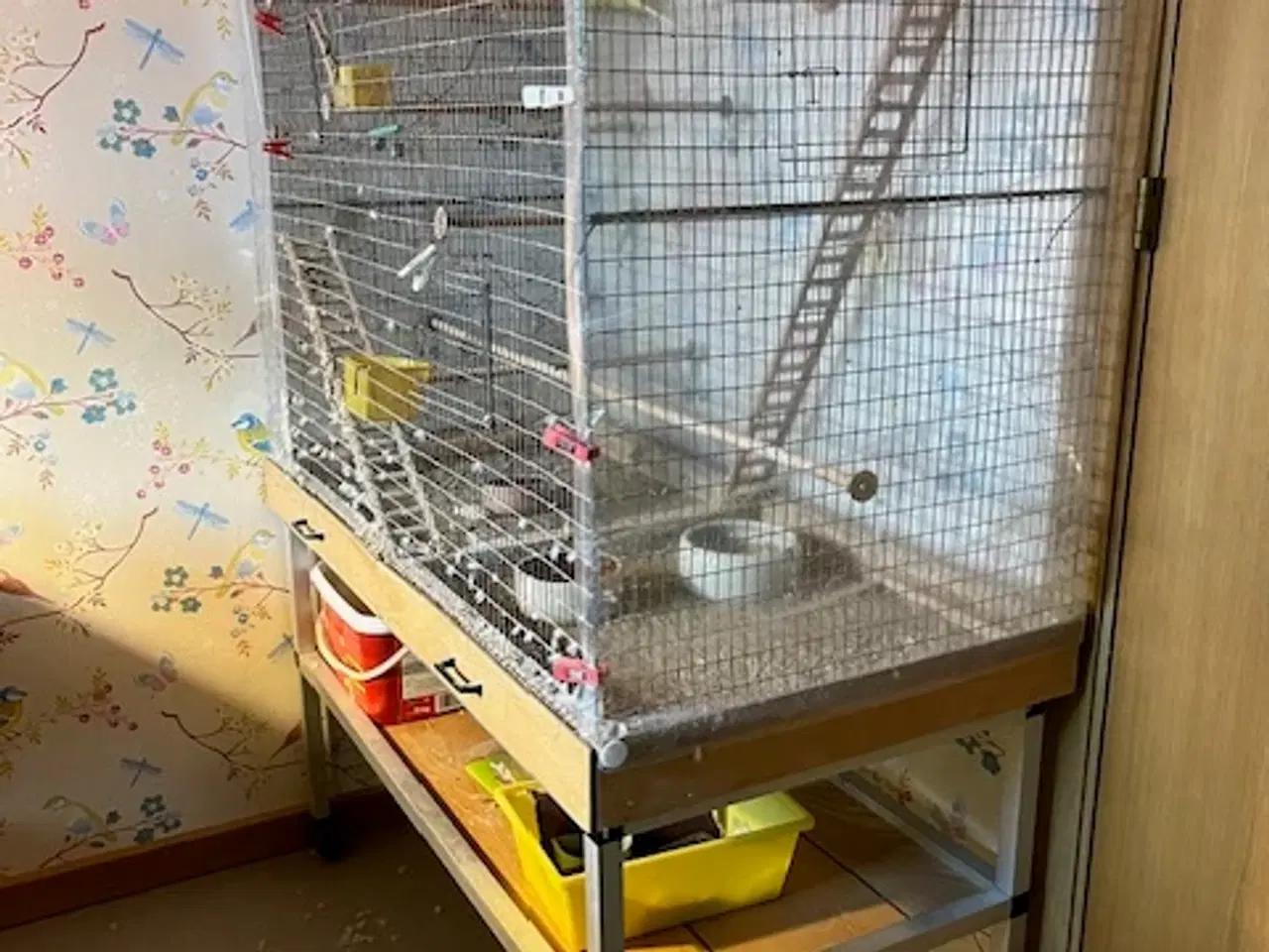 Billede 1 - Fuglebur på bord med hjul