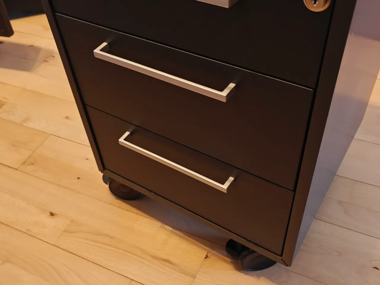 Billede 15 - Hvidt hæve-sænke skrivebord + Skuffeelement