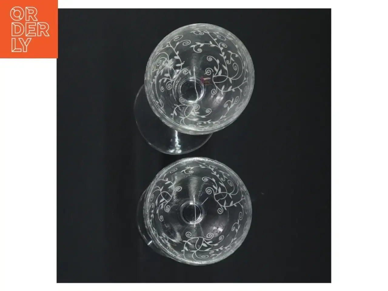 Billede 2 - Dekoreret glasstager til lys (str. H. 22 cm. ø. 6,5 cm)