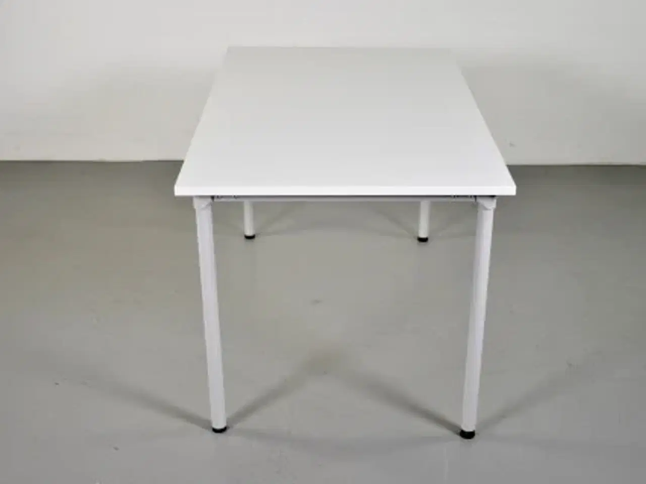 Billede 2 - Rbm eminent kantinebord i hvid med gråt stel