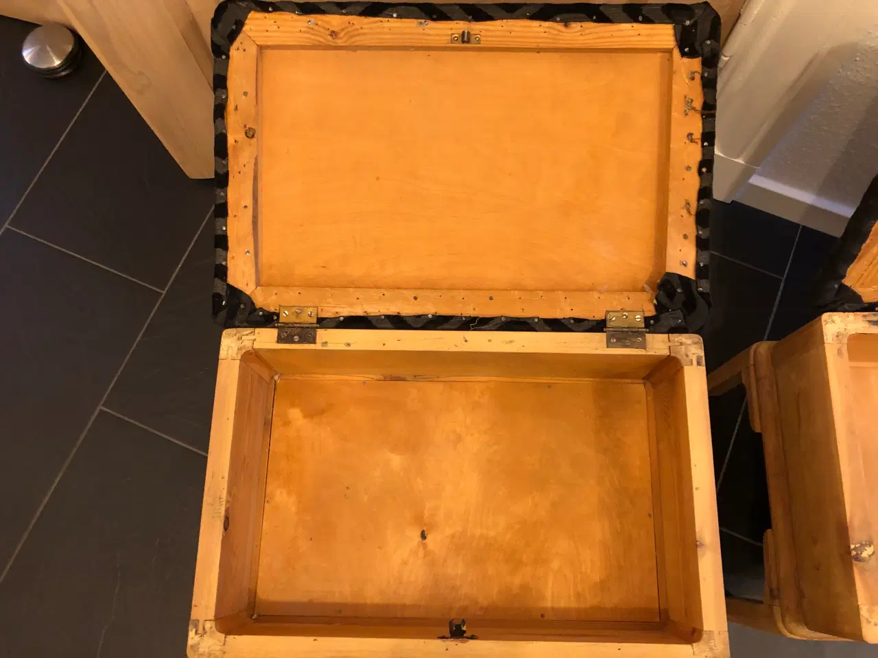 Billede 3 - 2 skamler i fyrretræ med opbevaring