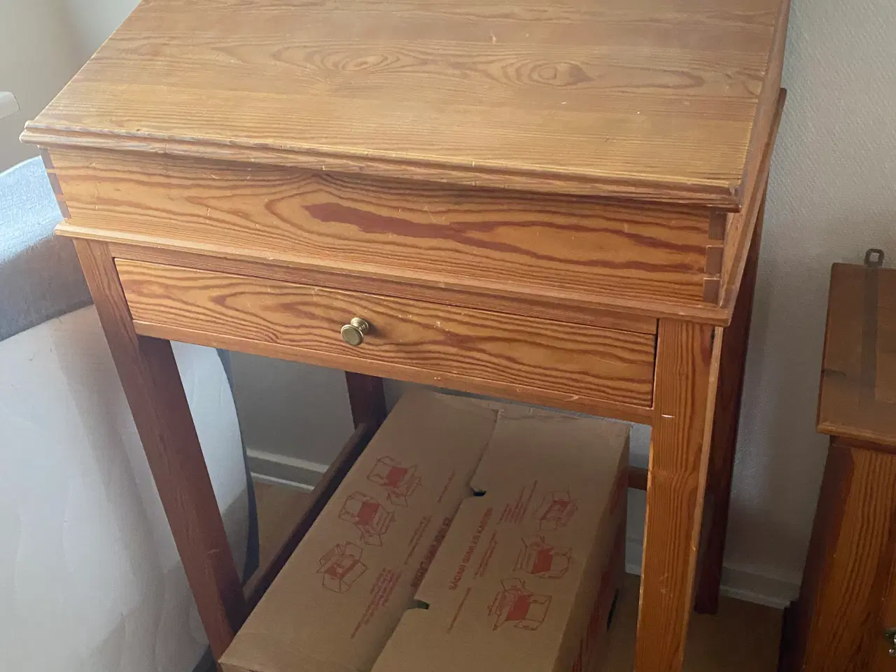 Billede 1 - Skrivepult fyrtræ