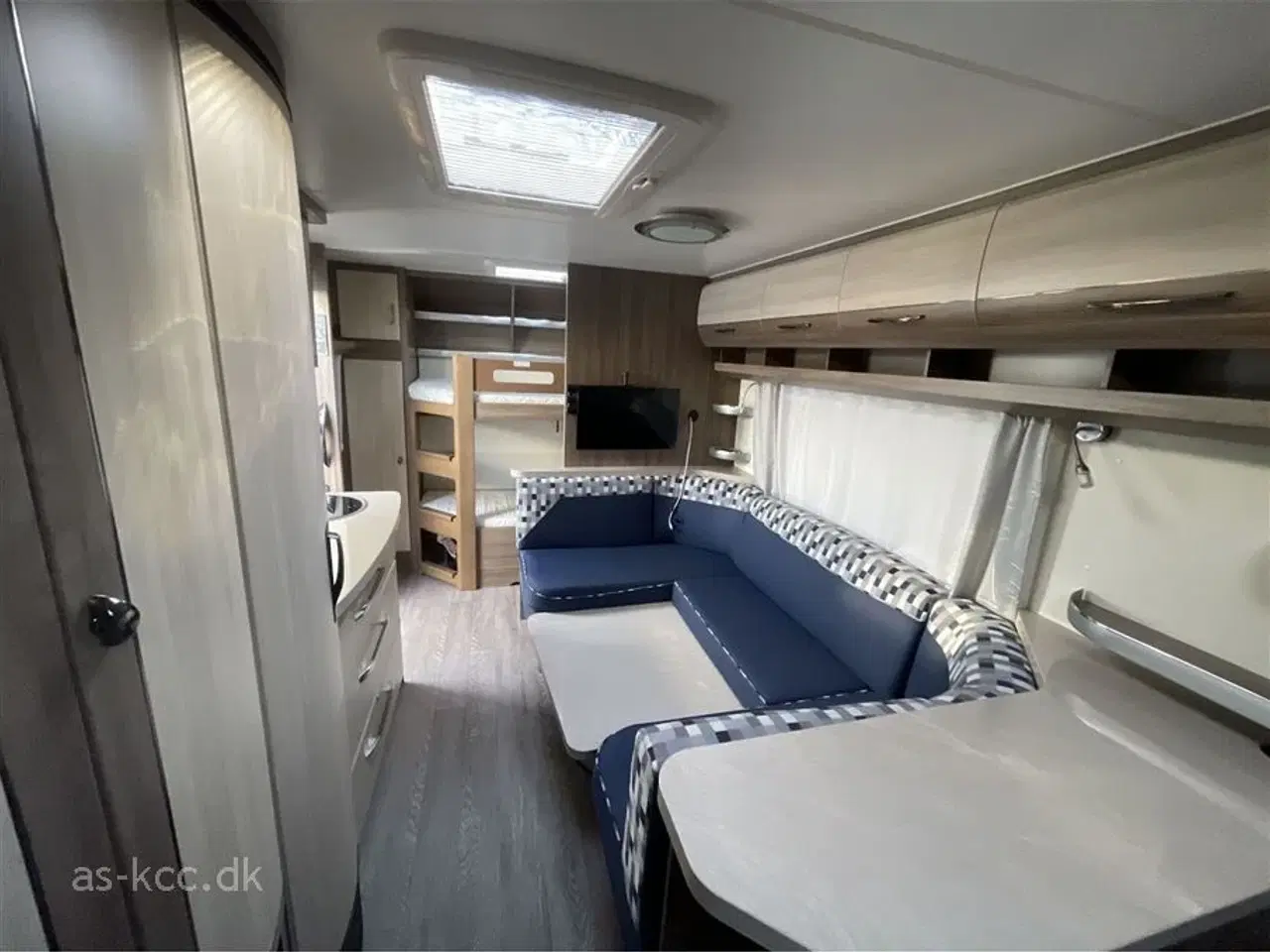 Billede 8 - 2017 - Hobby De Luxe 560 KMFe   Hobby De Luxe 560 KMFE årg. 2017 incl. 6 sovepladser, 6 siddepladser, Nyt Isabella Commodore Dawn 2024, mover, Eclipse12v tv, Sun Blue med stænger