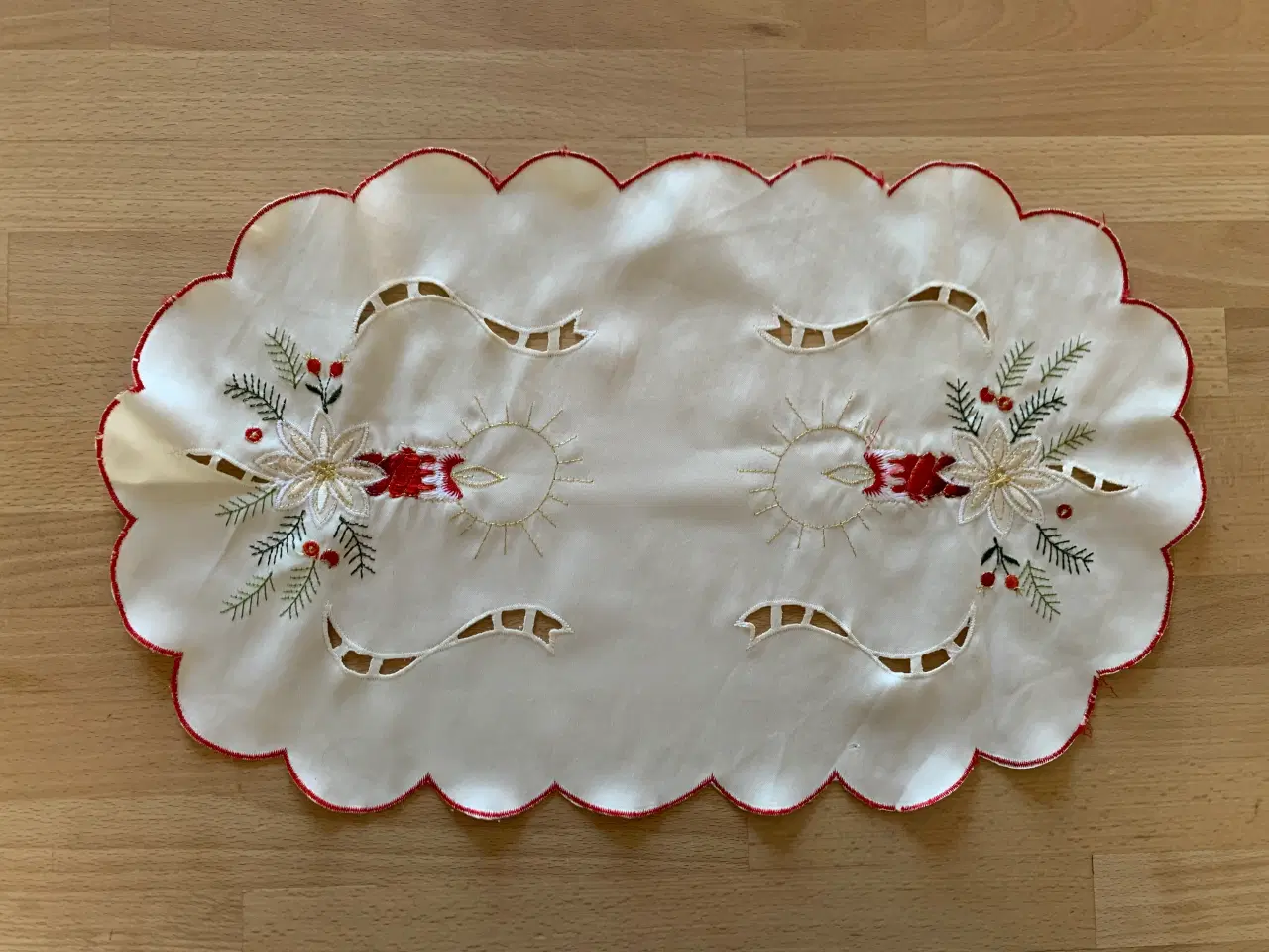 Billede 2 - Lille juledug eller bord-løber i 100 % polyester