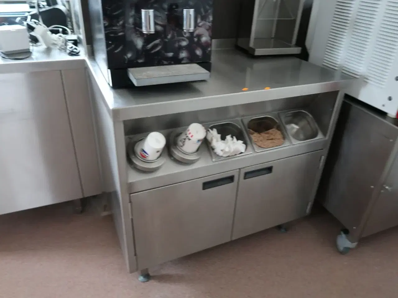 Billede 2 - Rustfri stålbord med indhold, uden espressomaskine og milkshake maskine