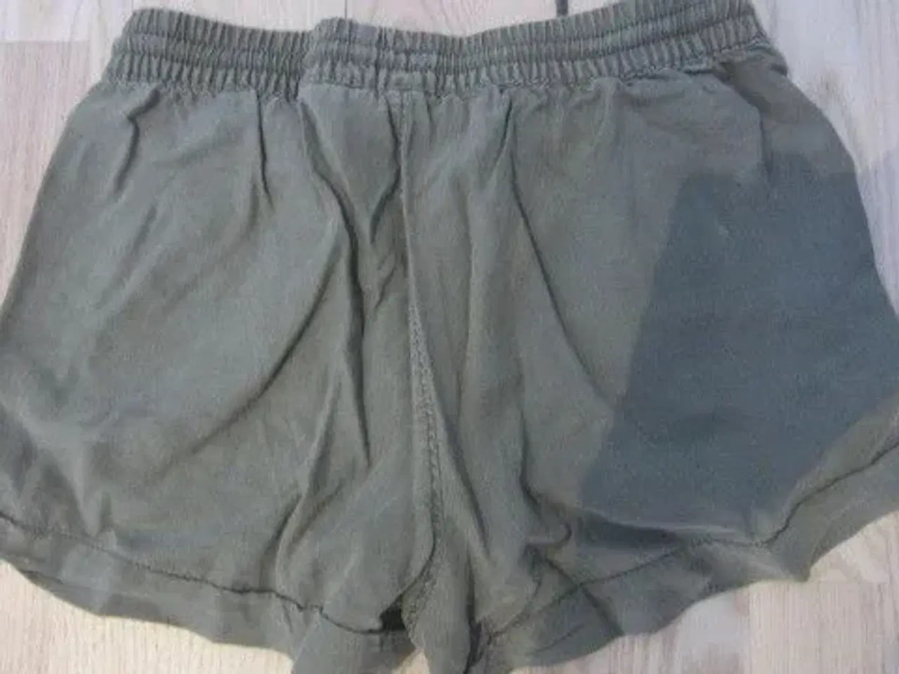 Billede 2 - Str. 34, næsten nye armygrønne shorts