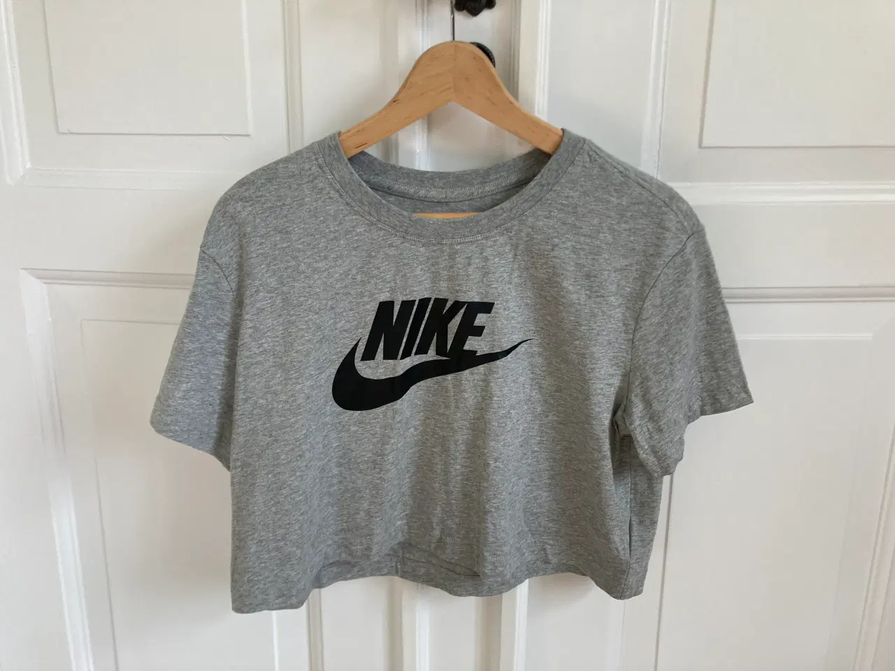 Billede 1 - Kort grå Nike Essential-T-shirt til kvinder