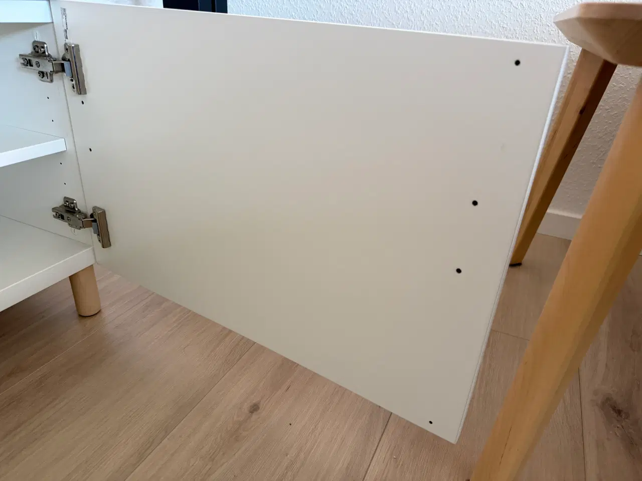 Billede 6 - IKEA TV-bord med hvidt kabinet og trætop
