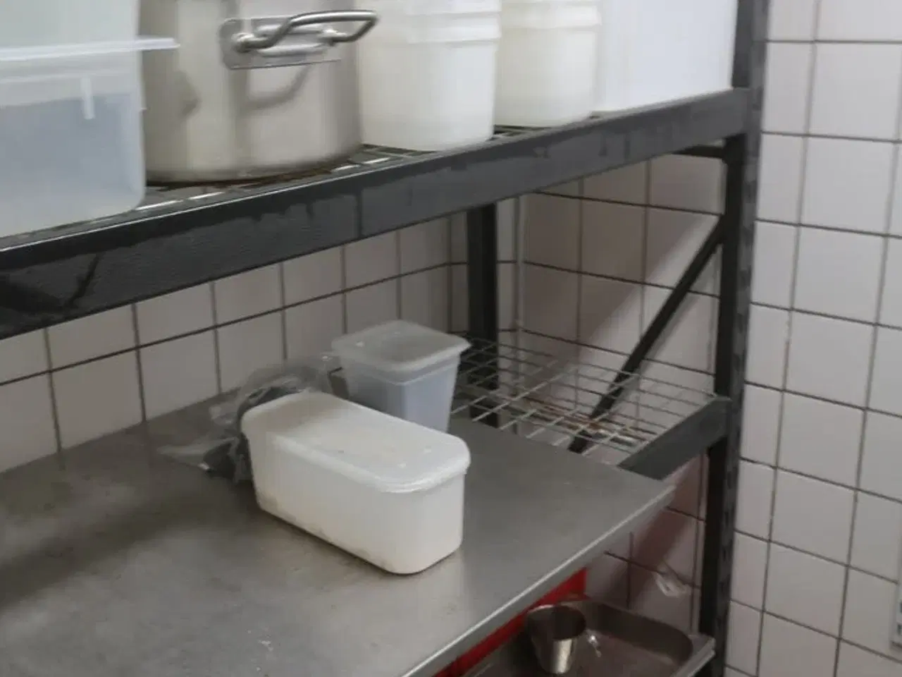 Billede 3 - Stålreol inkl. indhold