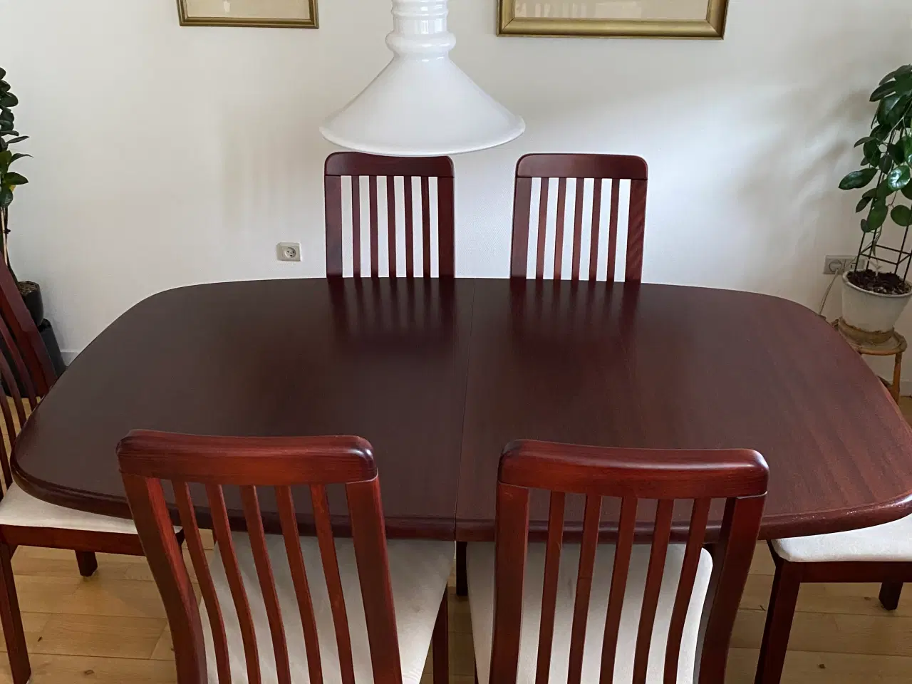 Billede 3 - Findahls spisebord med 2 tillægsplader samt 6 stol