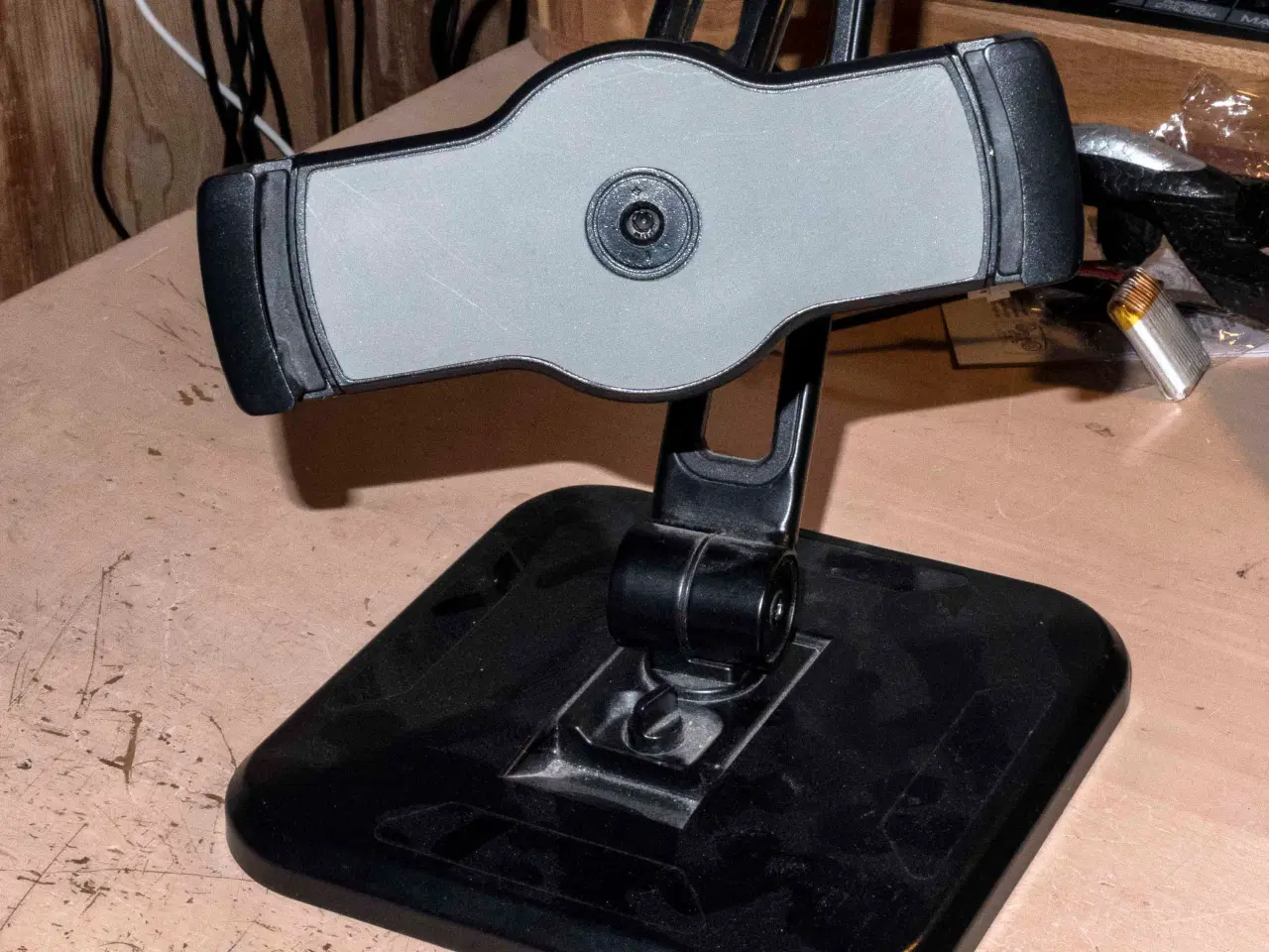 Billede 1 - Tablet/telefon- holder på fod. Næsten ny.
