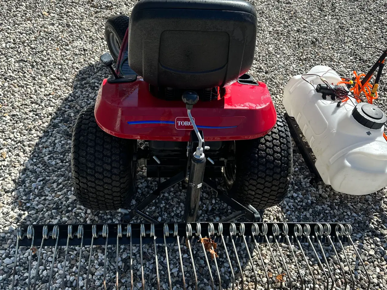 Billede 2 - Toro Havetraktor med sprøjte og Rive