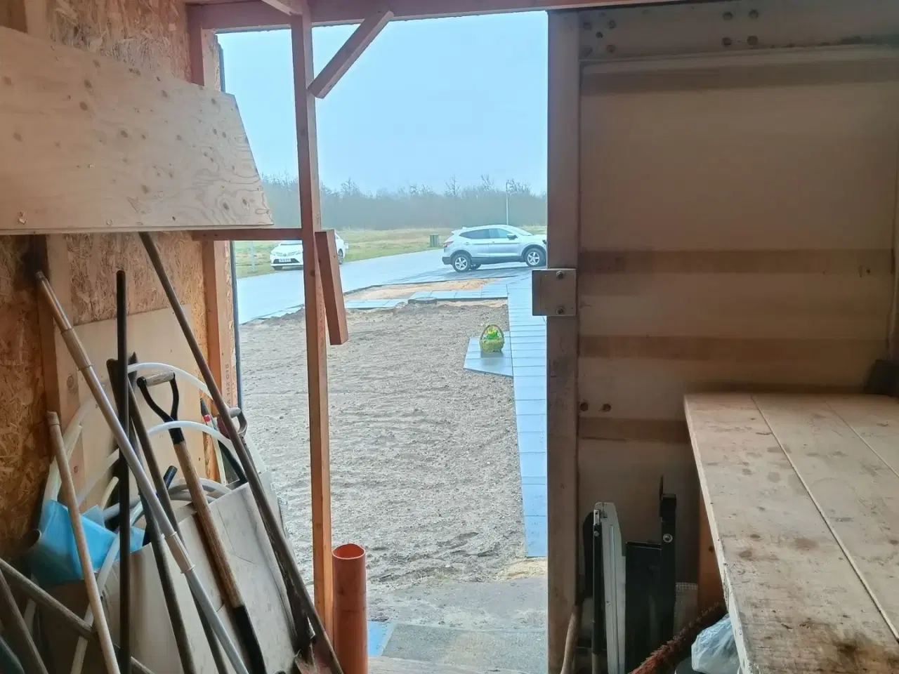 Billede 13 - - - - Container, isoleret, indrettet med bord og hyller