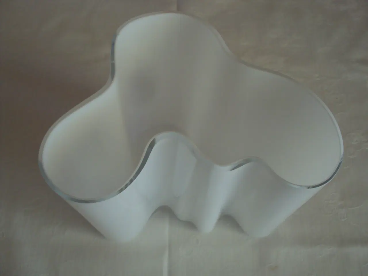 Billede 3 - Hvid  vase  hjd 16 cm 