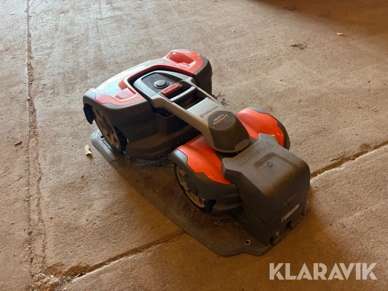 Billede 3 - Robot plæneklipper Husqvarna 550 knækstyret med ladestation