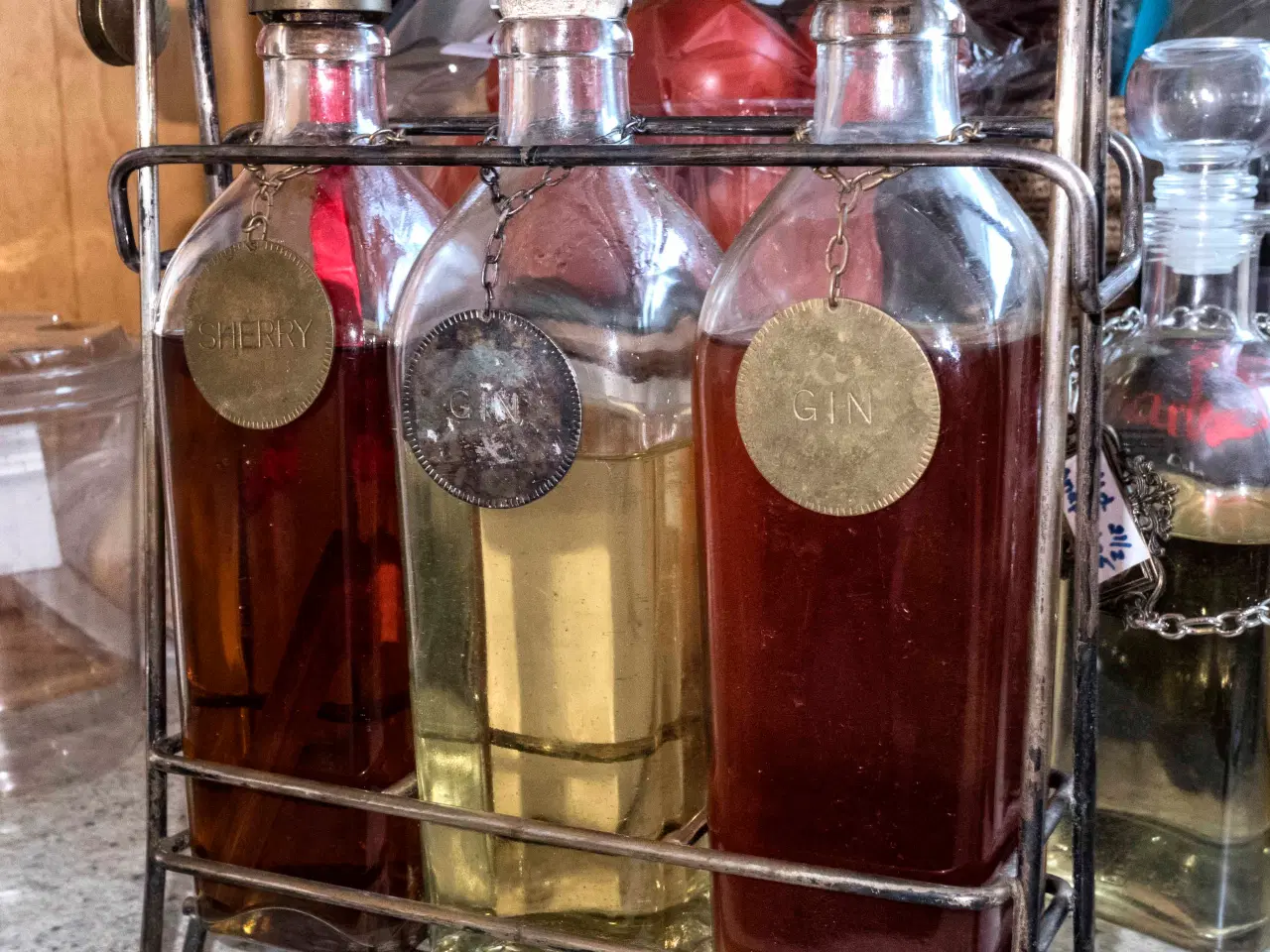 Billede 4 - Tantalus( 2 stk.) i messing m. originale karafler.