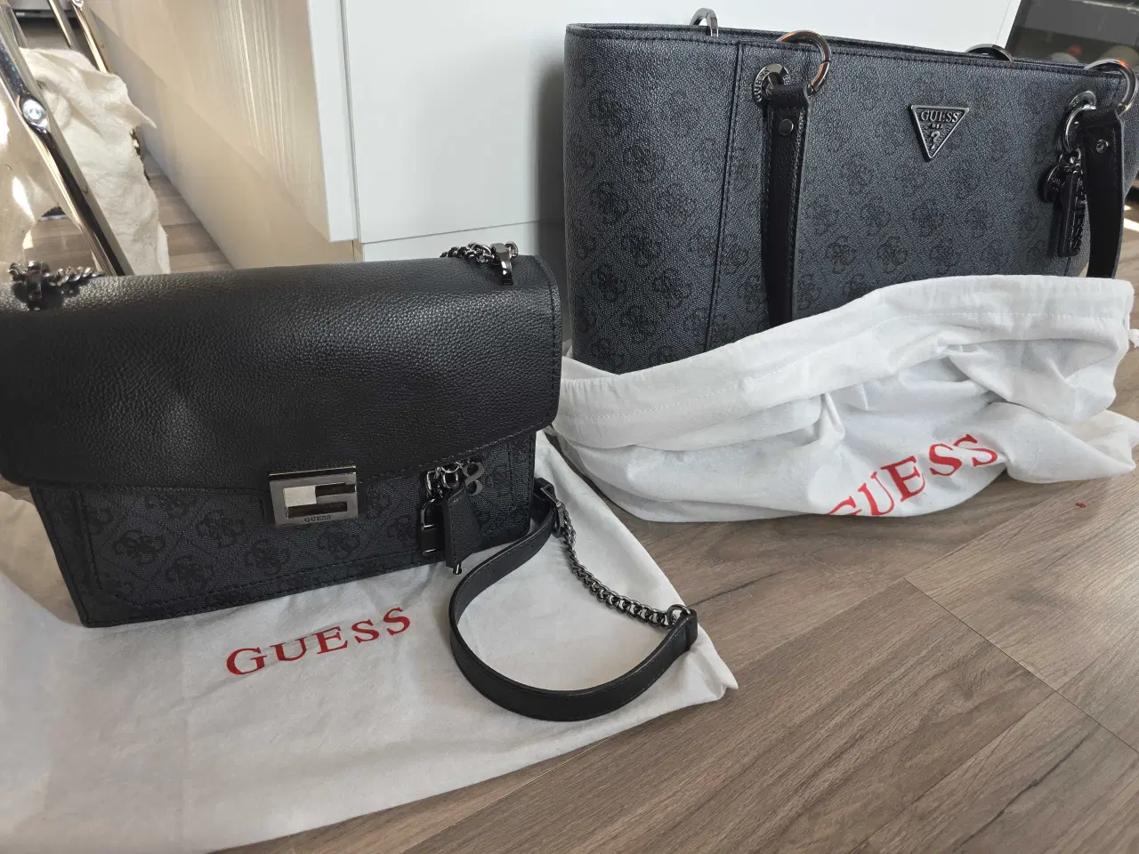 Billede 1 - 2 matchende Guess takser