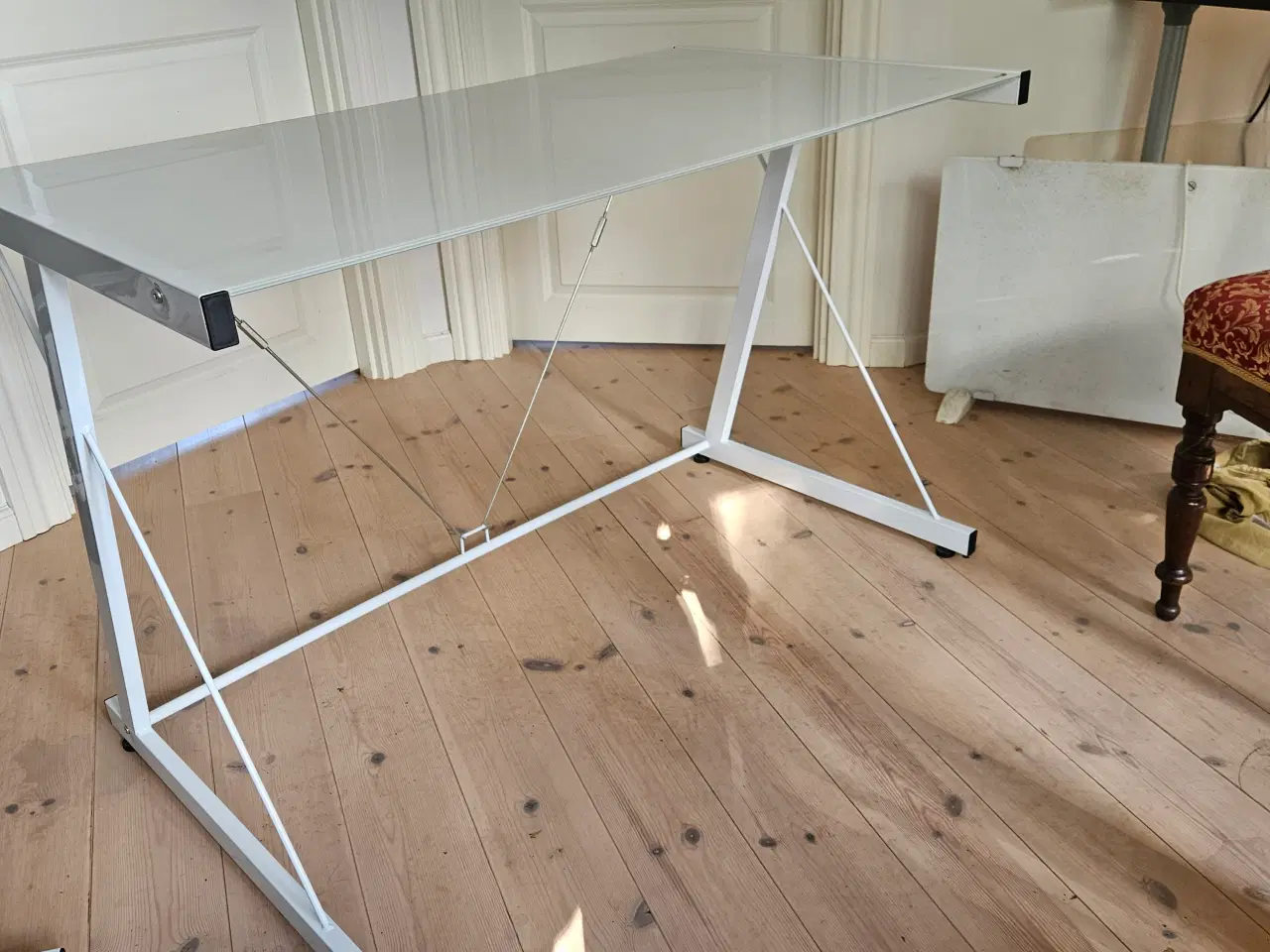 Billede 1 - Skrivebord med hærdet glasplade og hvid stålstel