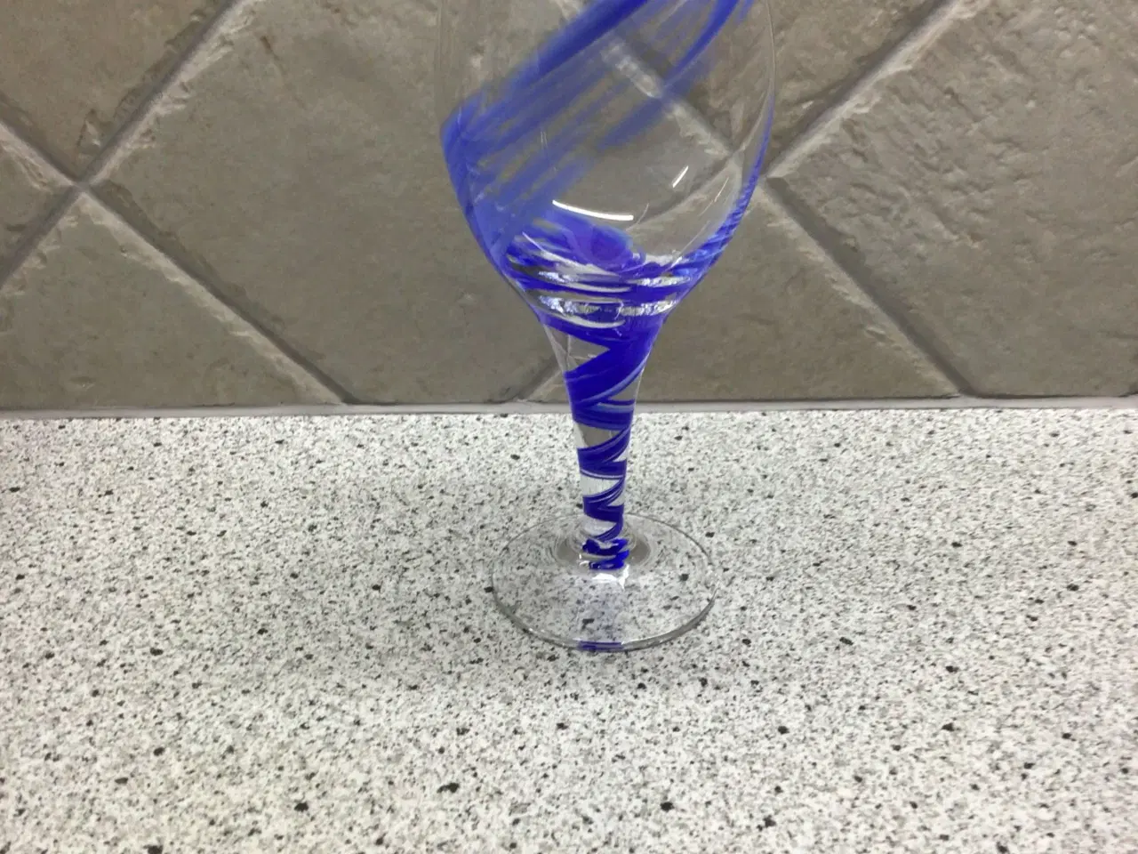 Billede 3 - Mundblæst vinglas på fod med koboltblå mønster
