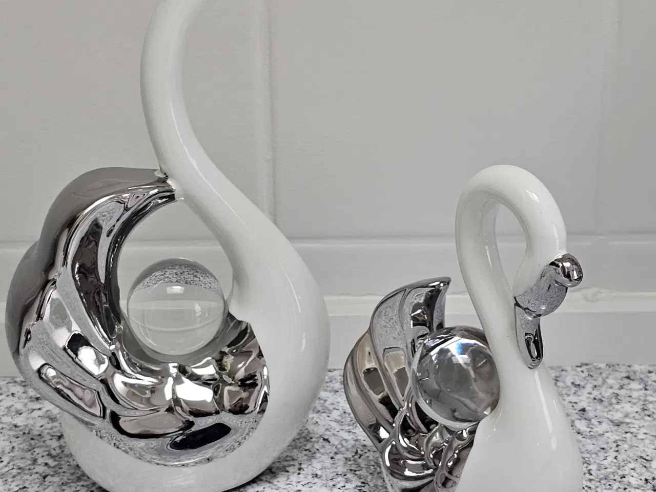 Billede 2 - 2 Flotte Hvide Svaner i Højglans