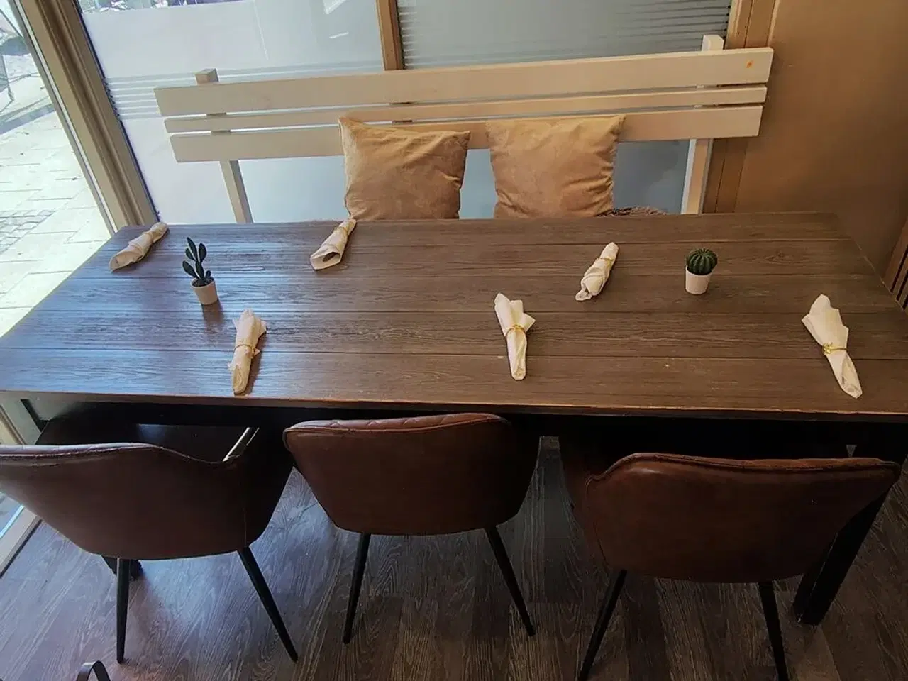 Billede 10 - Langt bord, hvid bænk og tre stole