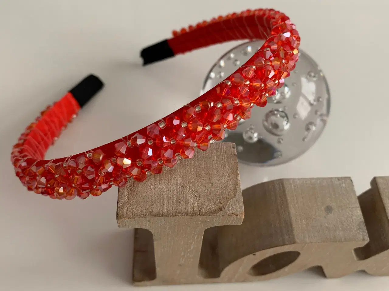 Billede 6 - Smuk rød hårbøjle med glas-look perler