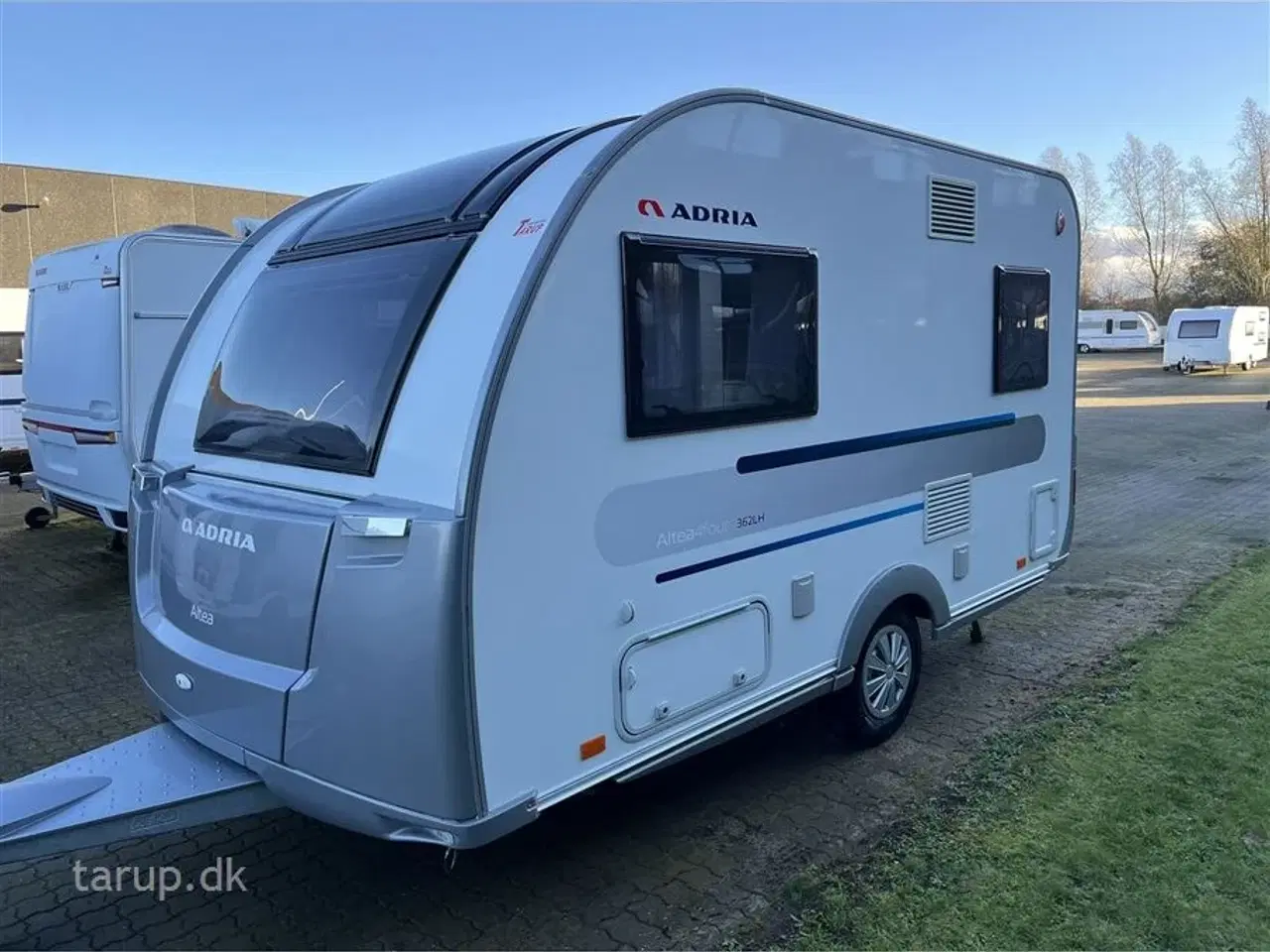 Billede 2 - 2020 - Adria Altea 362 LH Fortelt: Ventura Vivo luftfortelt, mover, 140 l. køleskab m/ fryser, køkken i bagende, toiletrum m/ bruser, enkeltsenge som kan laves til dobbeltseng