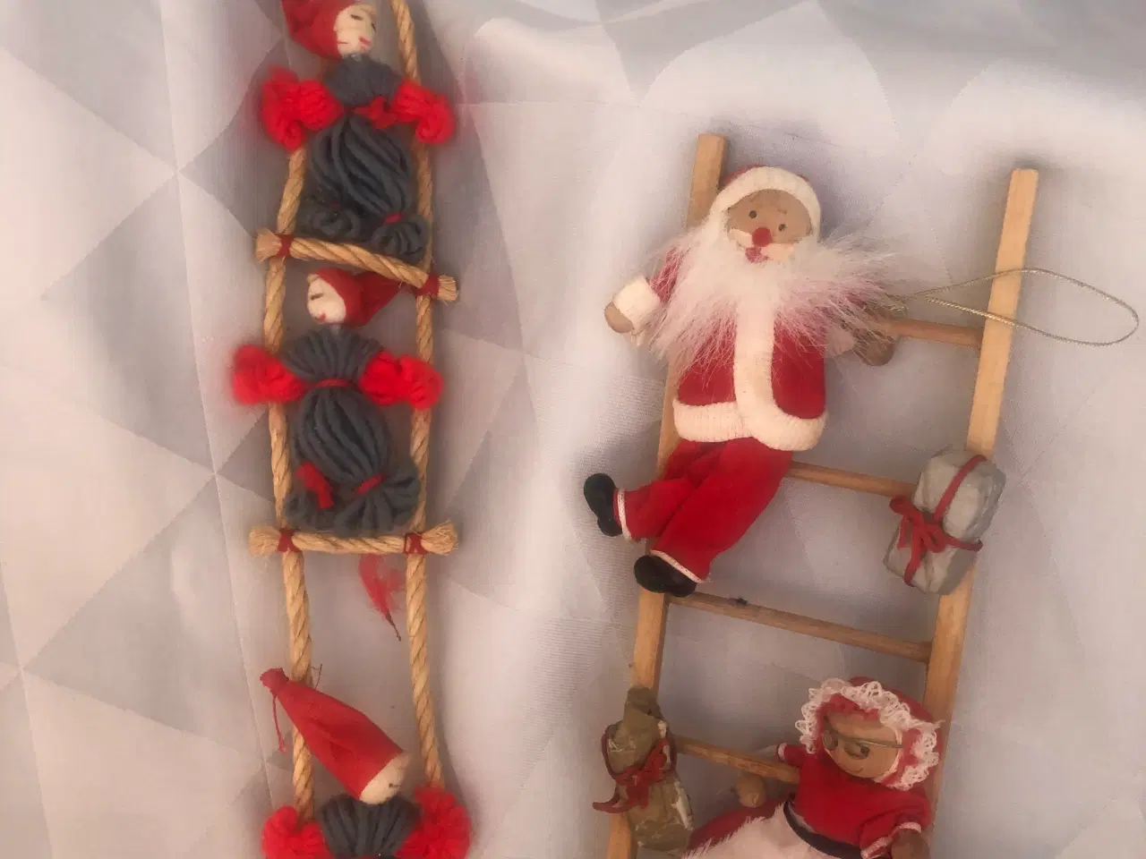 Billede 1 - 2 ældre julestiger med nisser til ophæng