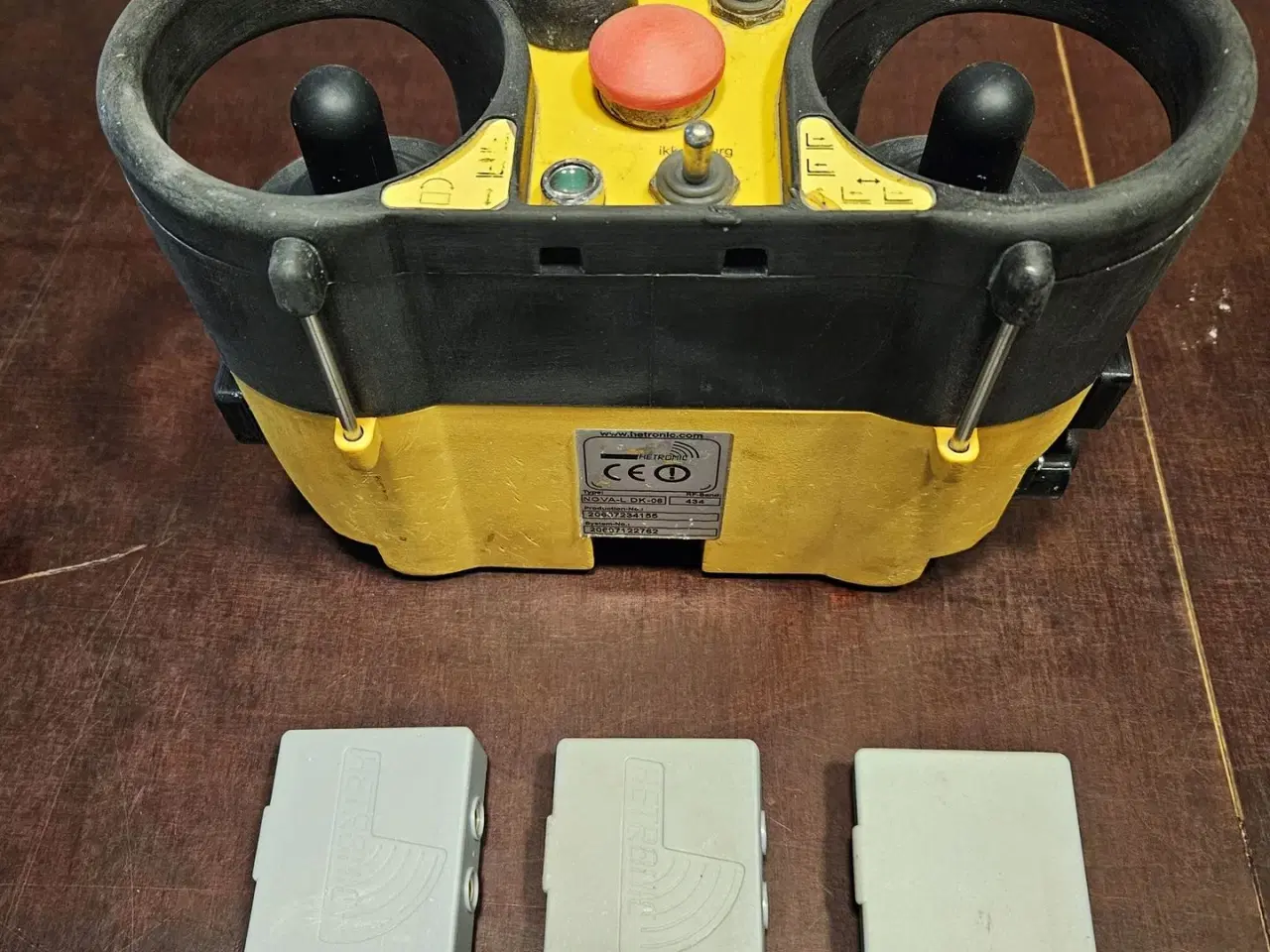 Billede 2 - Manitou Fjernbetjening / HETRONIC / inkl. 3 batterier / pæn og ordentlig stand