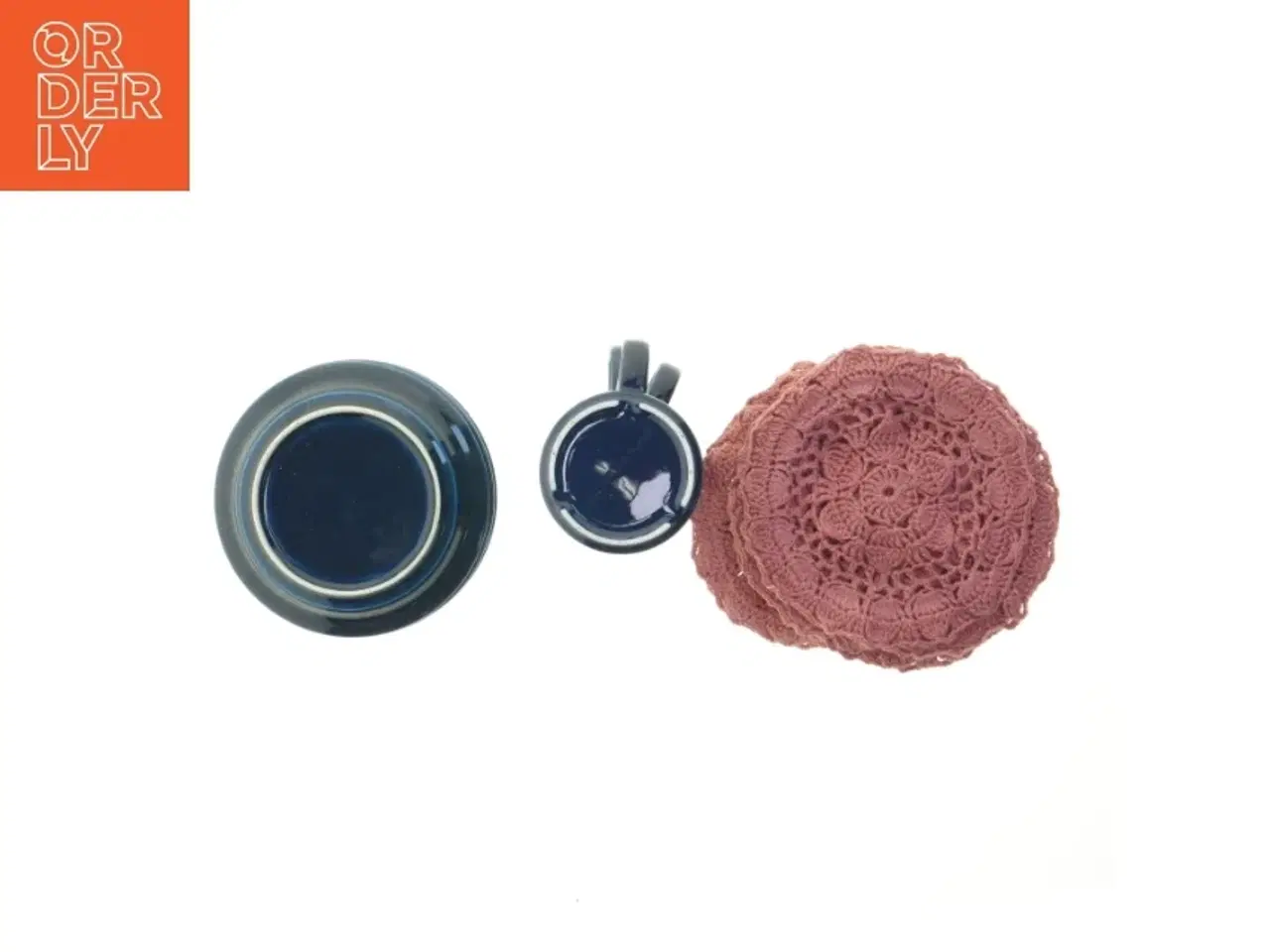 Billede 7 - Kaffesæt med undertallerkner og servietter (str. 6 undertallerkner. ø. 14 cm. 4 kopper. ø. 7,5 cm. længde. 5 cm. 10. servietter. &