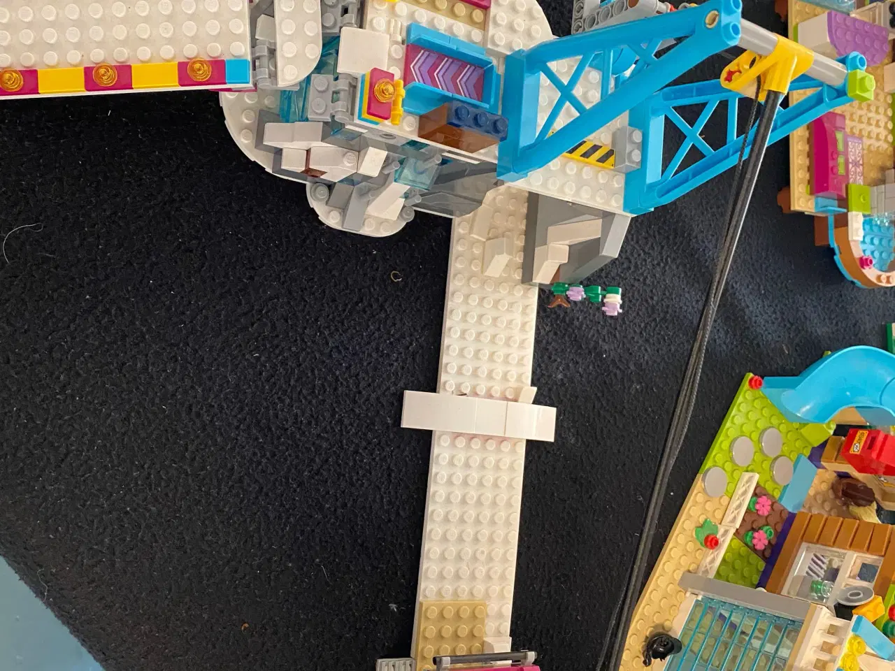 Billede 2 - Lego Friends hus, skilift, flyvemaskine mv.