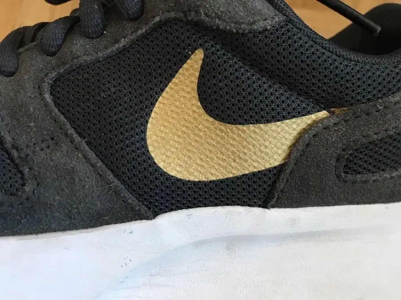 Billede 4 - Grå Nike sko med guld logo