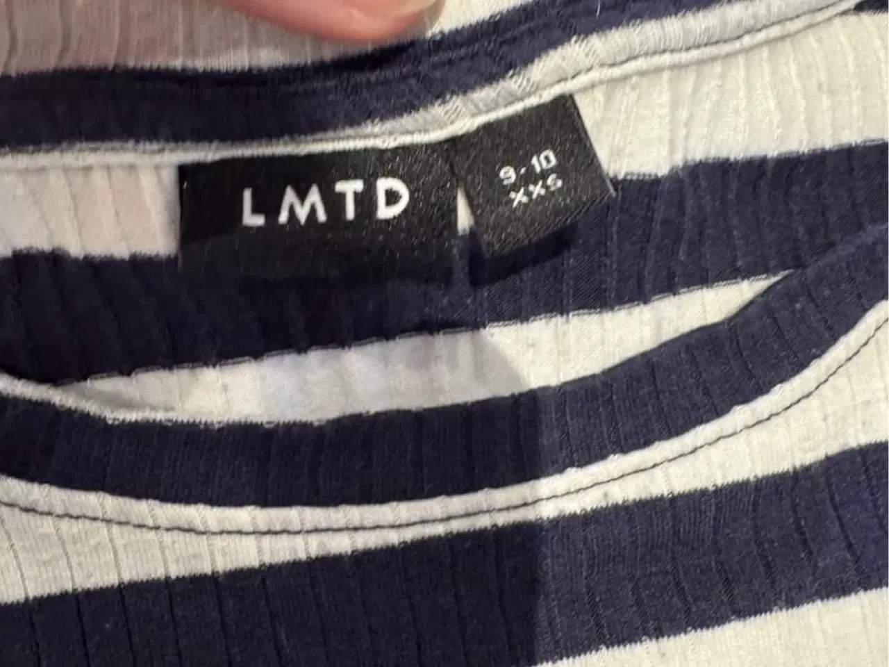 Billede 4 - Sæt af nederdel og T-shirt